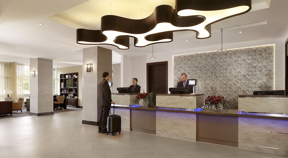 Doubletree By Hilton Hotel Woking 7/55