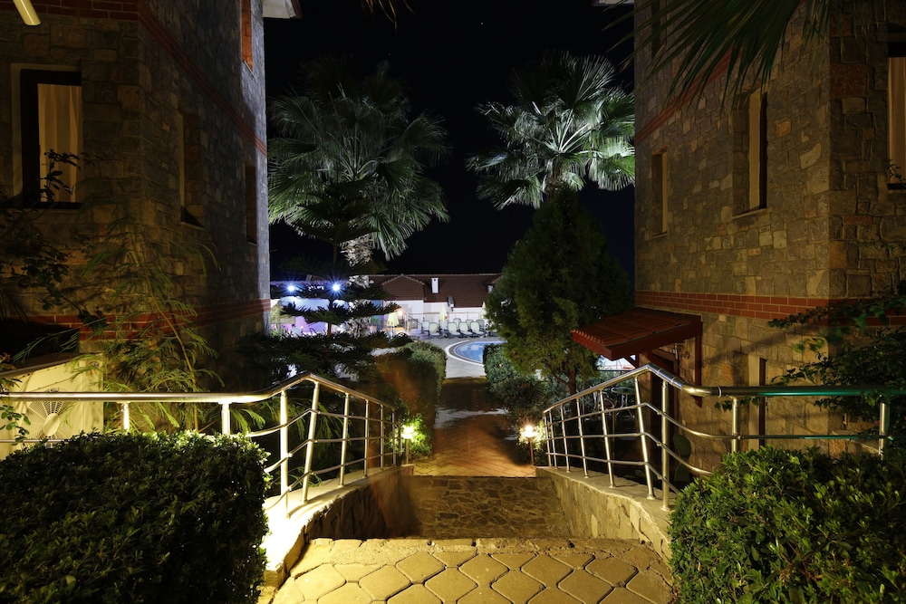 Tropical Deluxe Hotel 11/50
