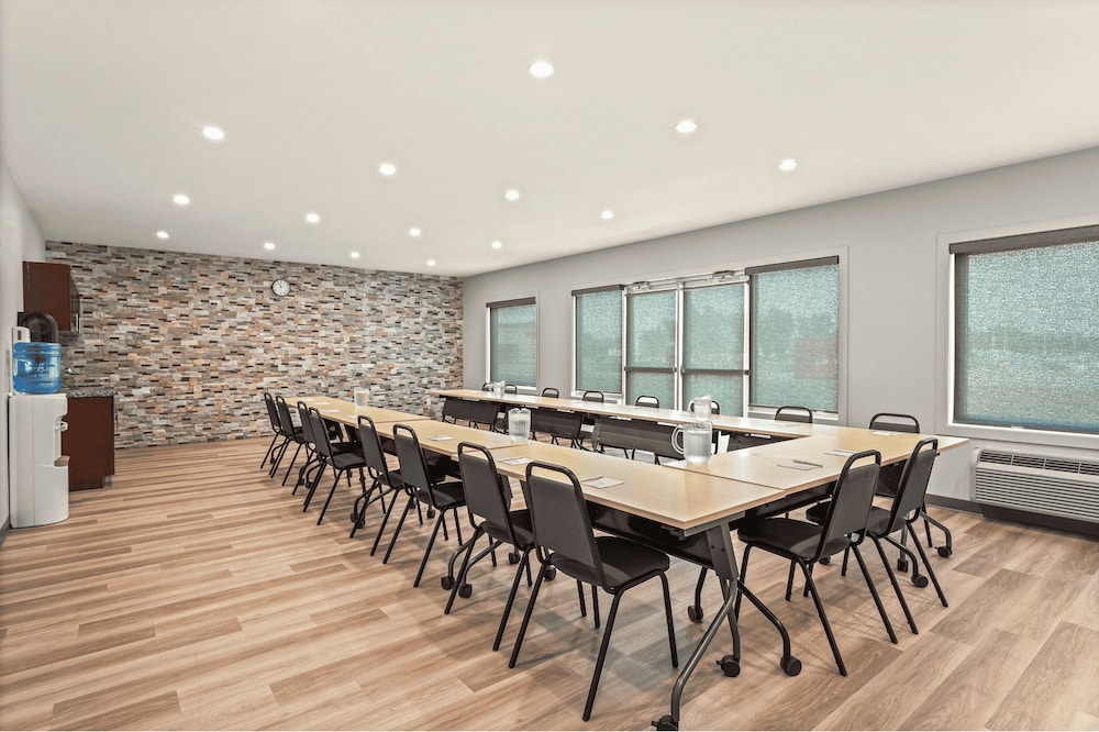 Home Inn and Suites Regina Airport 61/68