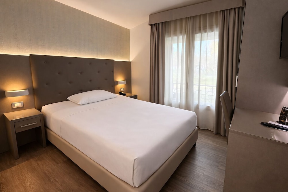 ROOM, FRENCH BED