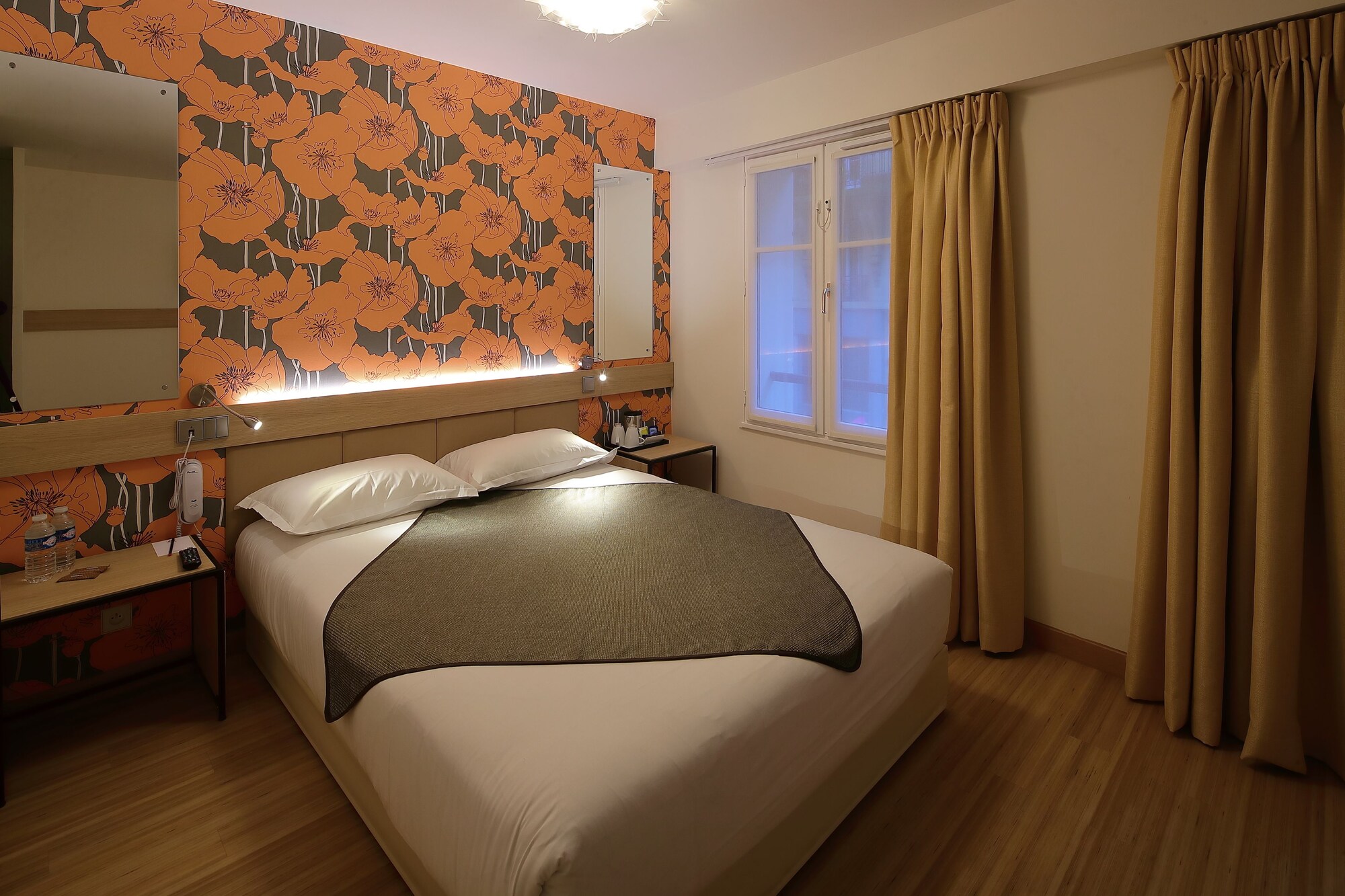 ROOM, DOUBLE BED