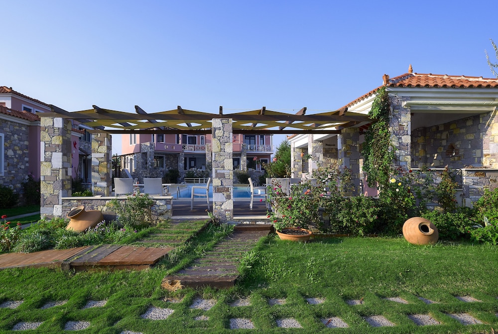 Aeolis Apartments & Studios 65/67