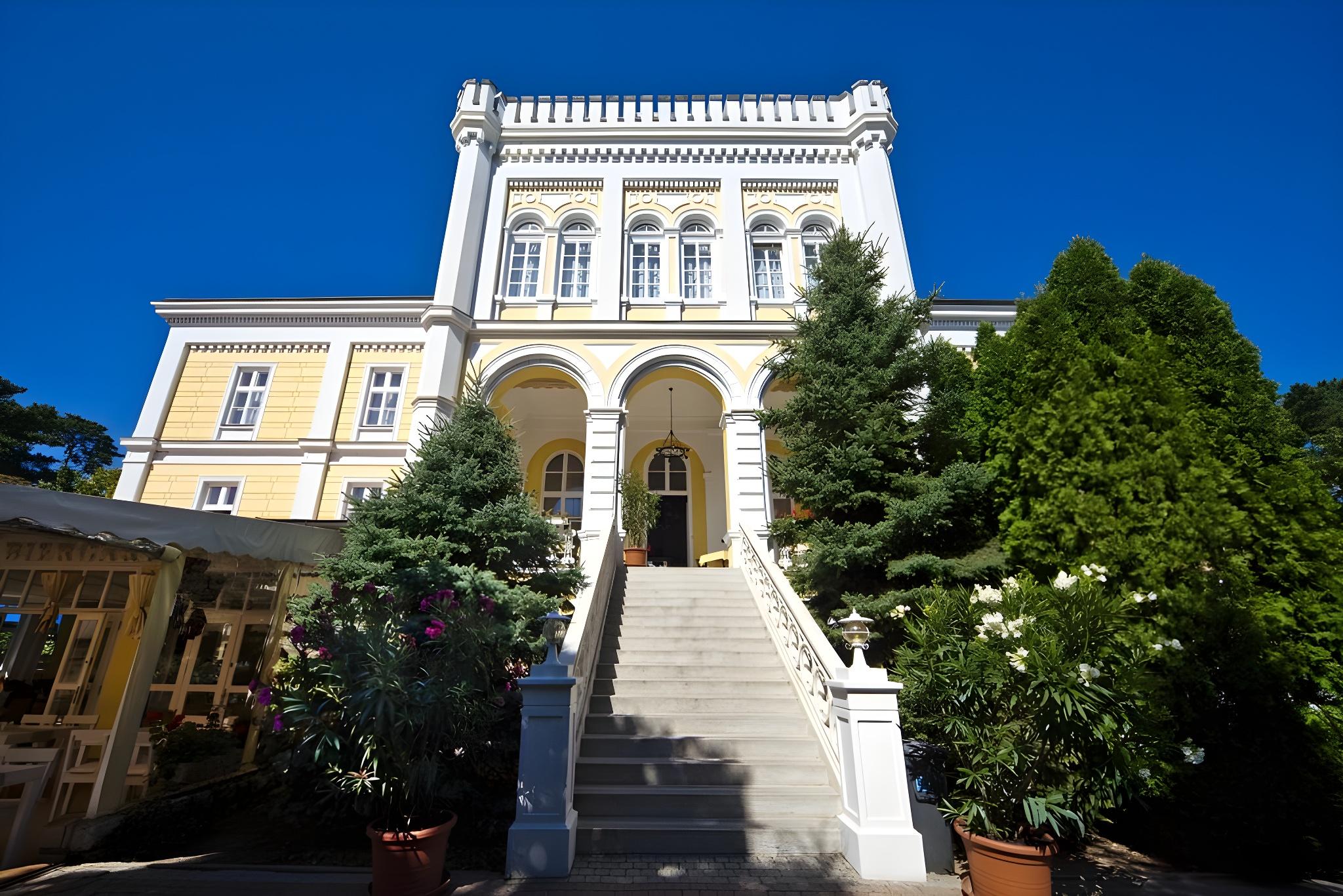 Astoria Hotel and Restaurant 4/41