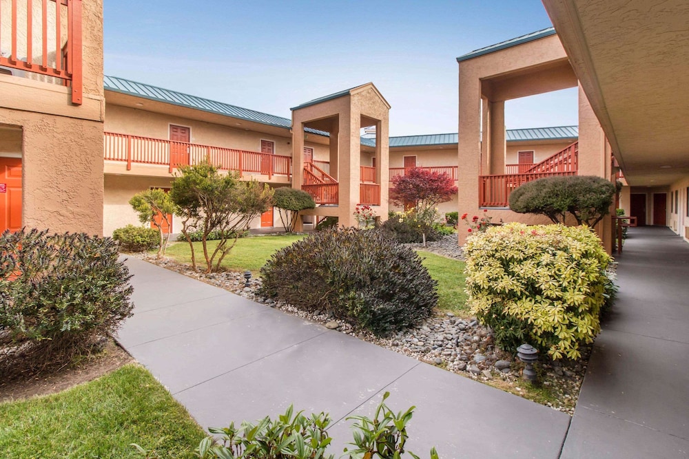 Quality Inn & Suites Crescent City Redwood Coast 45/52
