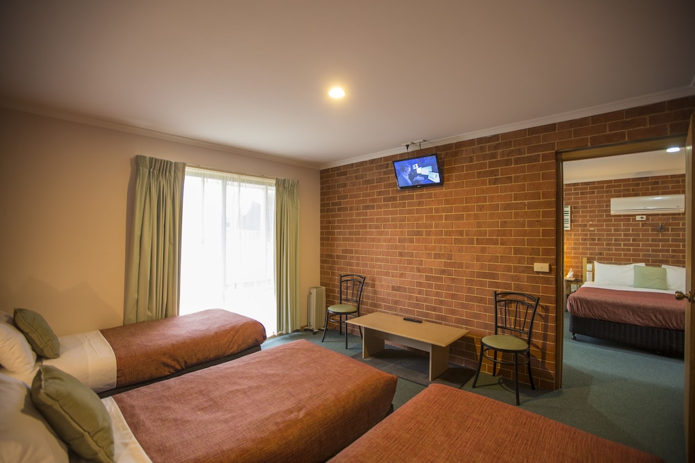 ROSE GARDEN MOTEL 43/55