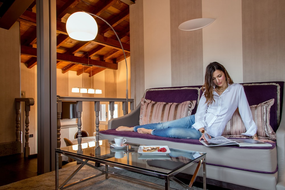 The Inn at the Spanish Steps 102/112
