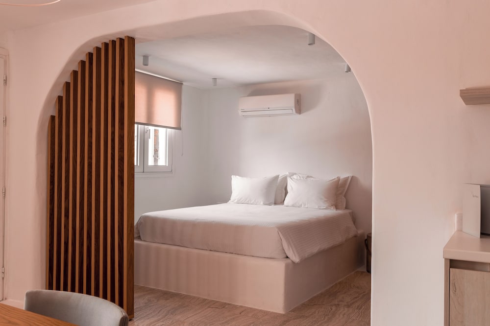 Superior, Suite, Double Bed, Lateral Side Sea View