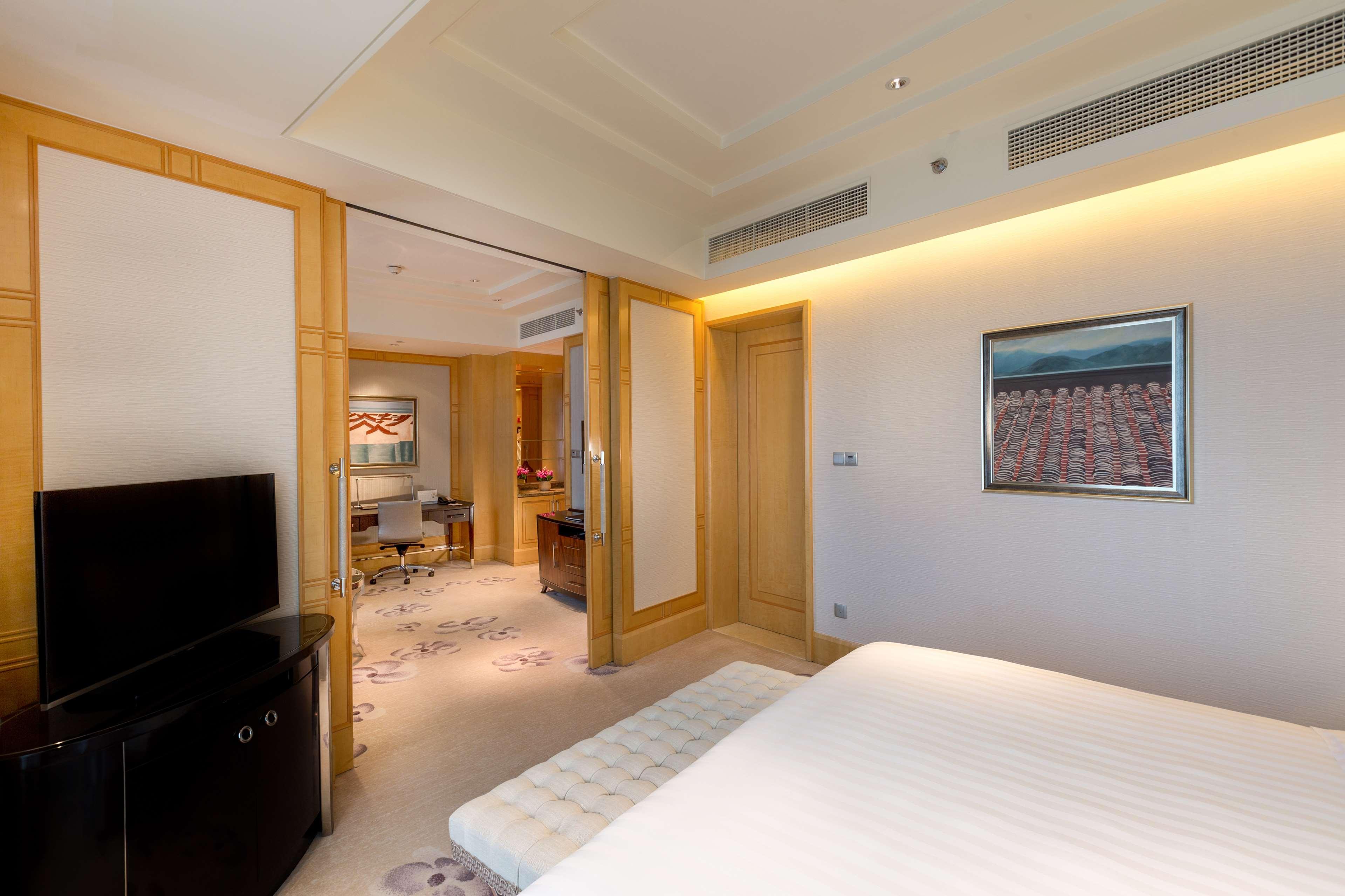 Grand, Horizon, Premier, King Bed, Lake View