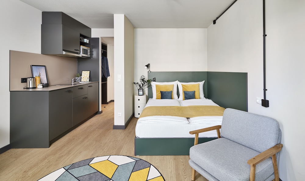 Plus, Deluxe, Apartment, Queen Bed, Balcony