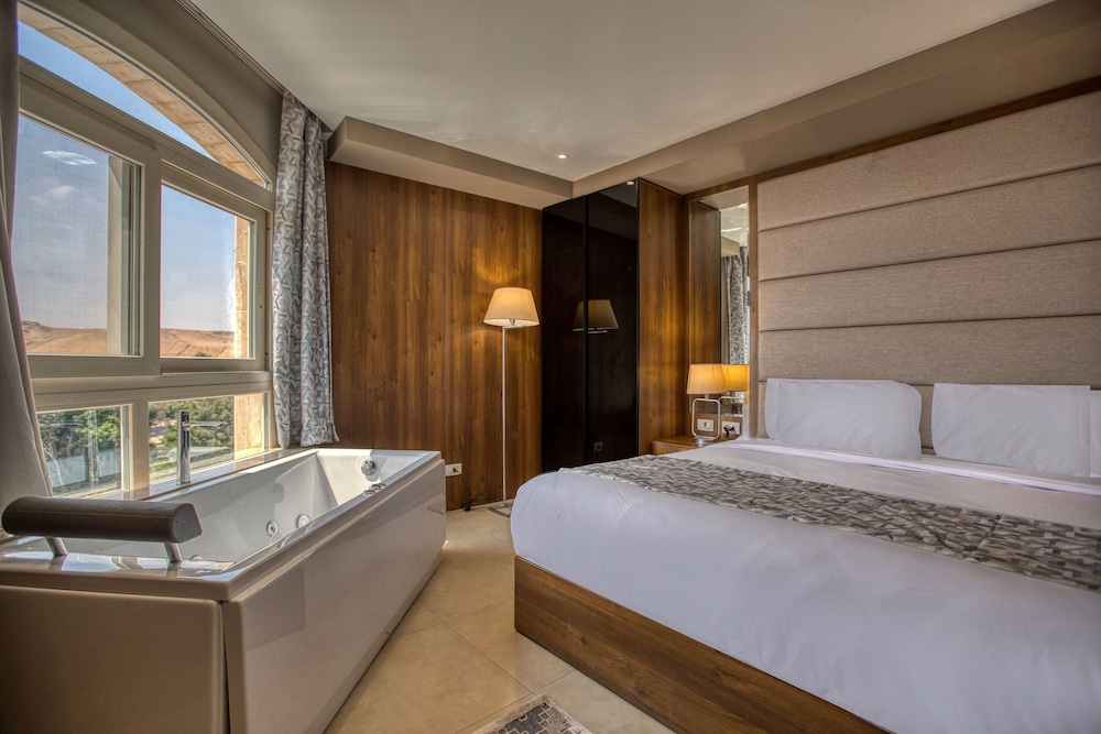 Executive, Suite, King Bed, Pyramids View, 2 Sofa, Hot Tub