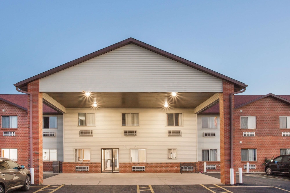 Super 8 by Wyndham Monmouth IL 1/18