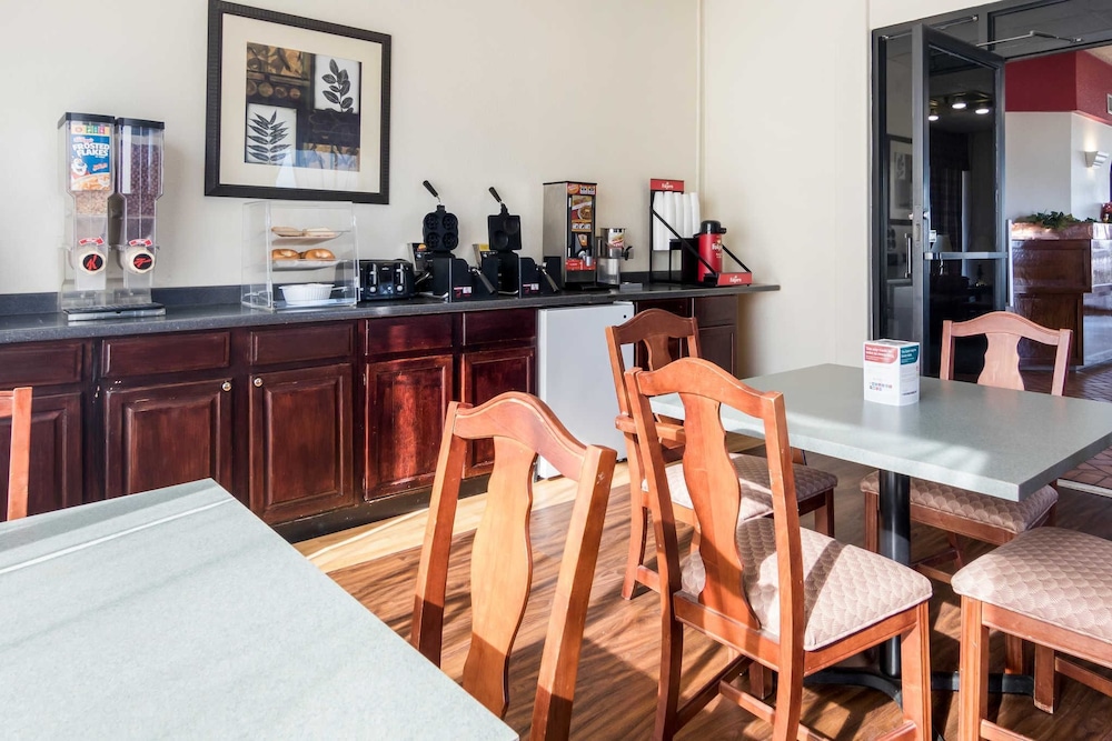 Econo Lodge Inn & Suites Conference Center 35/44