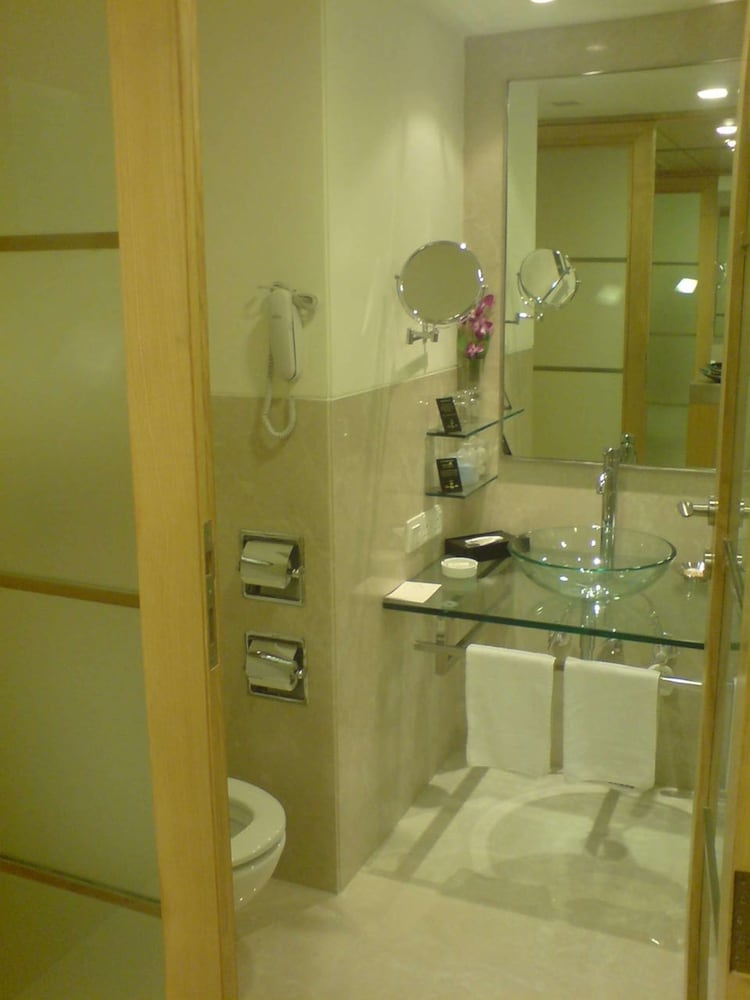 غرفة ديلوكس بسرير كينج، Residency Sarovar Portico 6/6