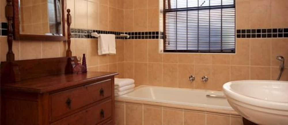 A Smart Stay Apartments 40/42