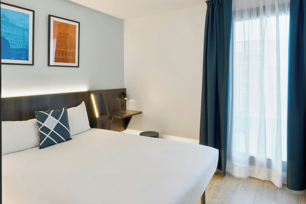 STANDARD, QUEEN BED, CITY VIEW, TERRACE
