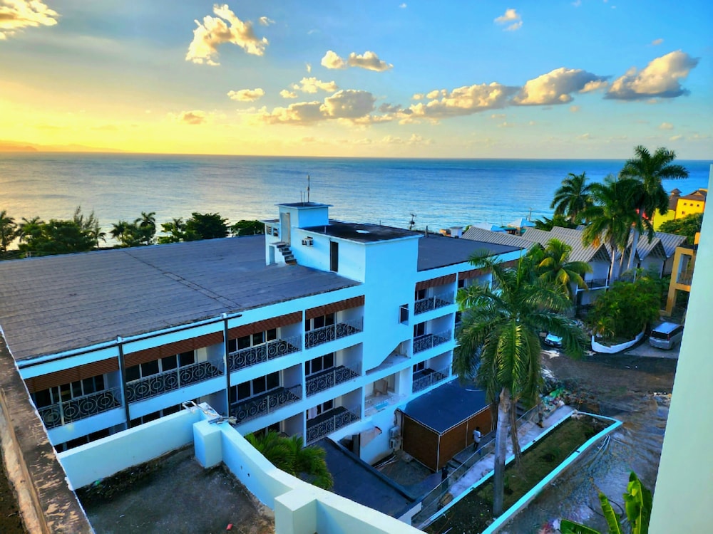 Hotel 39 Jamaica 4/53