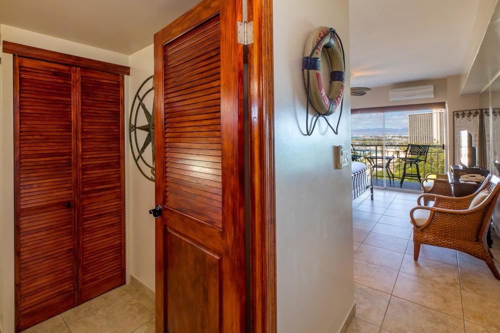 Waikiki Shore by OUTRIGGER 47/81