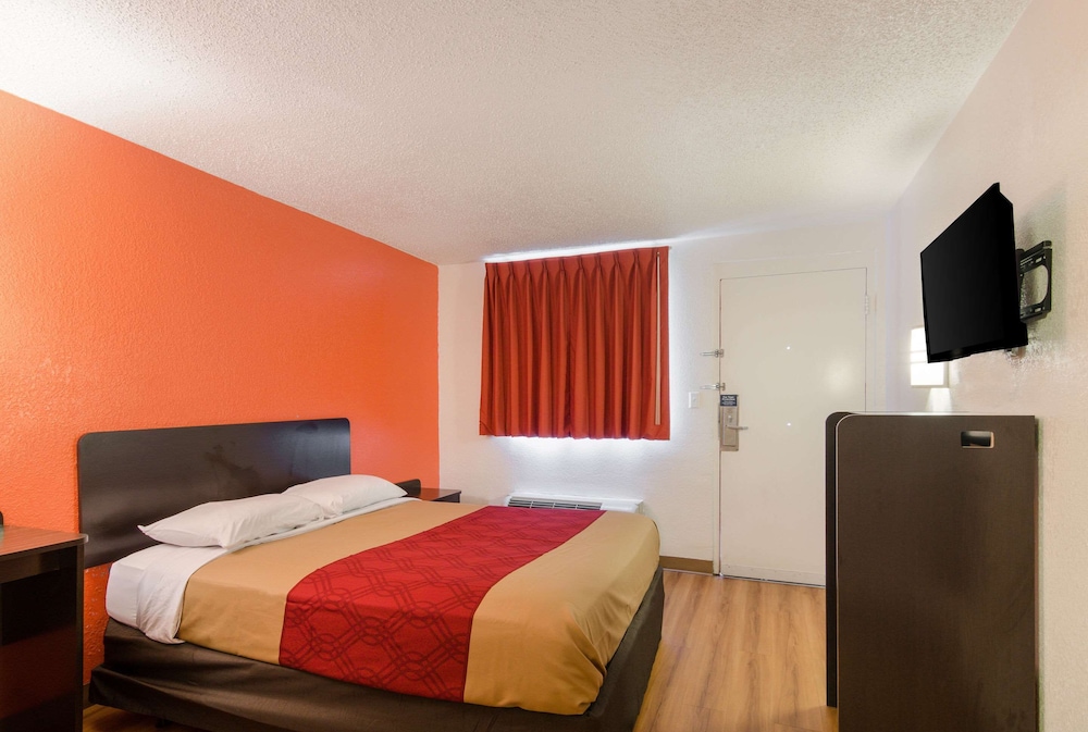 OYO Hotel Mobile AL I-65 at Airport Blvd 27/67