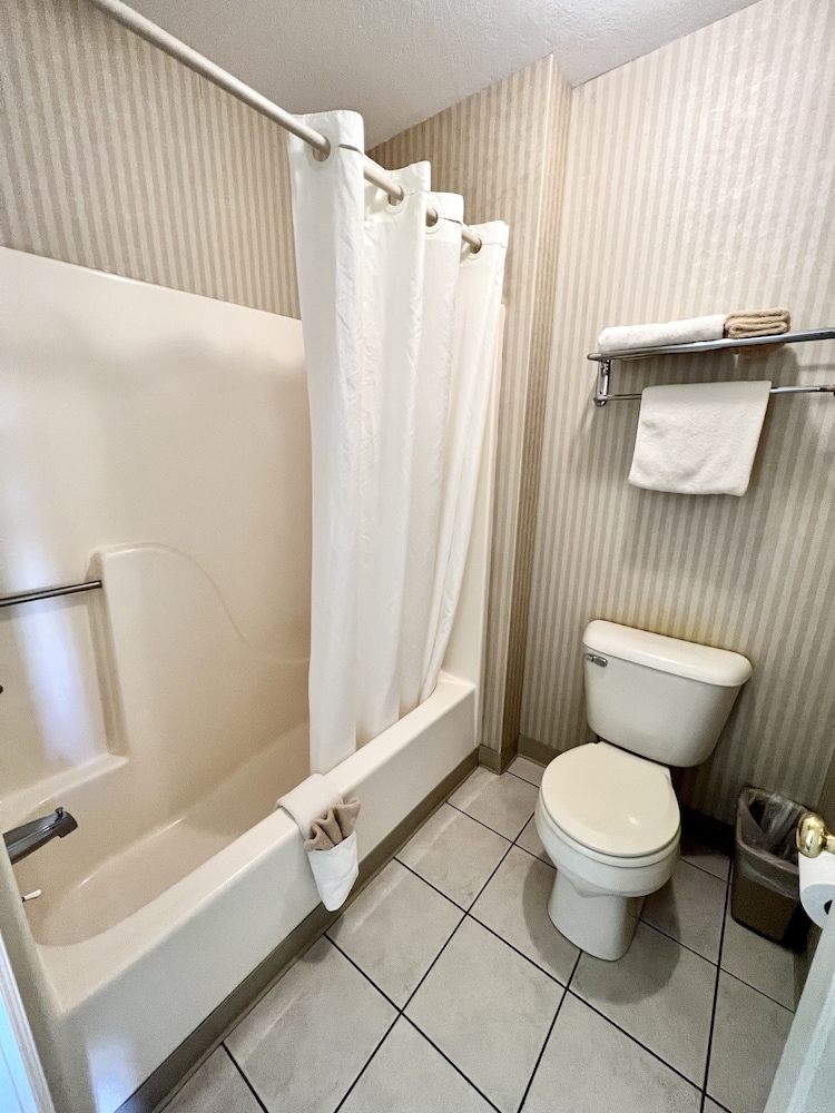 Court Plaza Inn & Suites 23/64