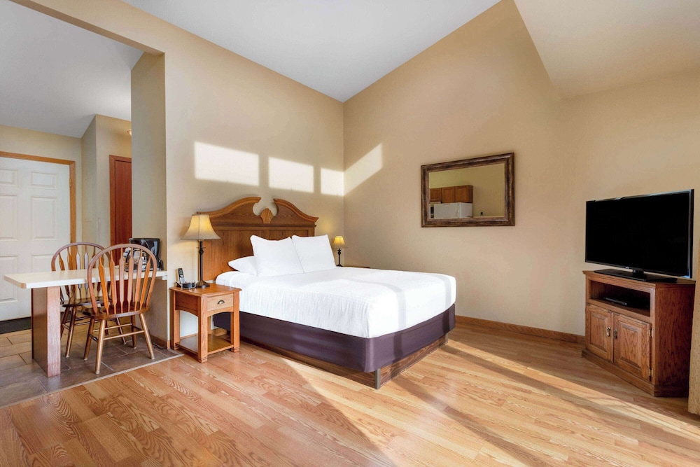 Tamarack Wisconsin Dells a Ramada by Wyndham 8/50