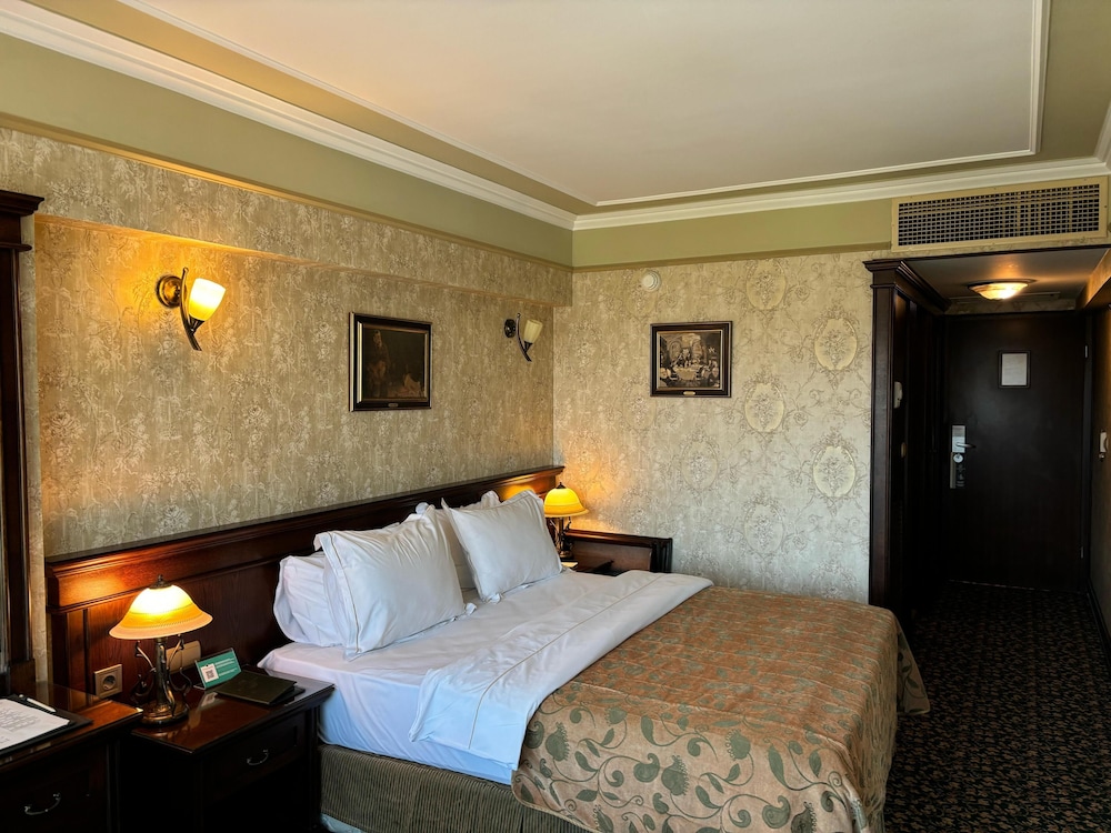 DELUXE, FRENCH BED