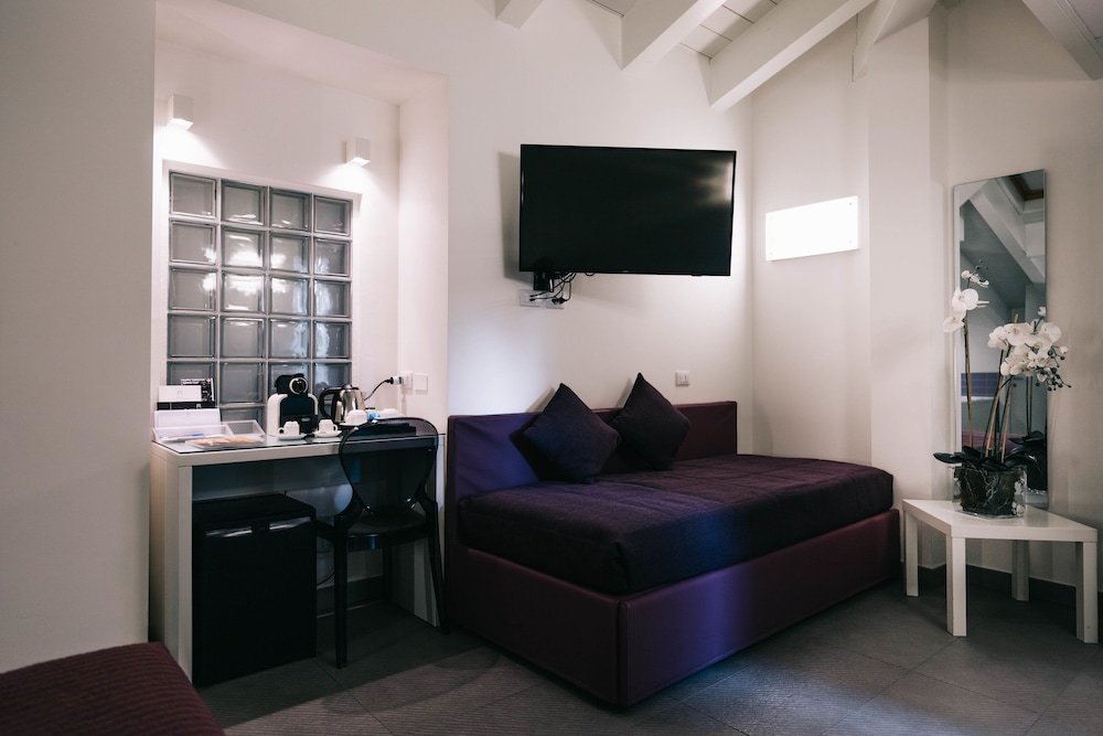 Avenue Hotel 42/71
