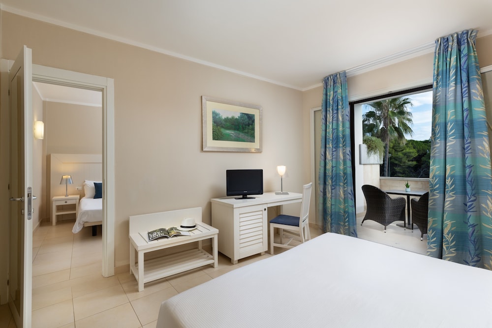 Family, Double and Twin Beds, Pool Side