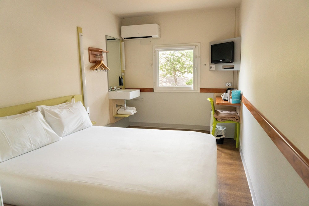 STANDARD, QUEEN BED