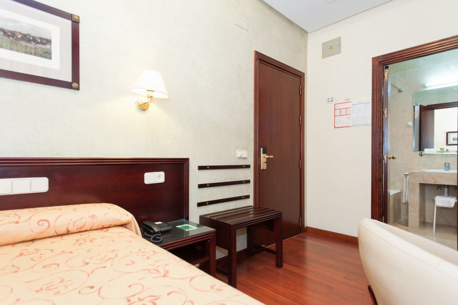 ROOM, SINGLE