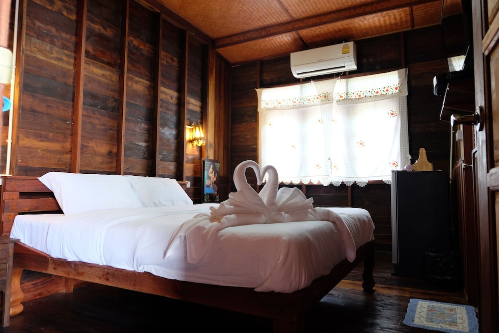 Baan Kun Tuad Ko Si Chang 11/36