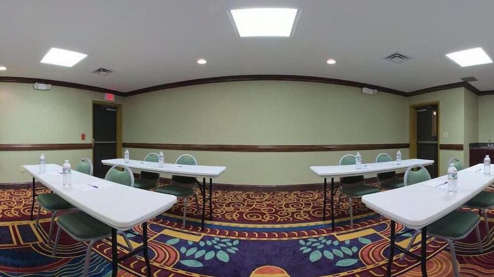 Holiday Inn Express & Suites Birmingham - Inverness 280, an IHG Hotel 63/74