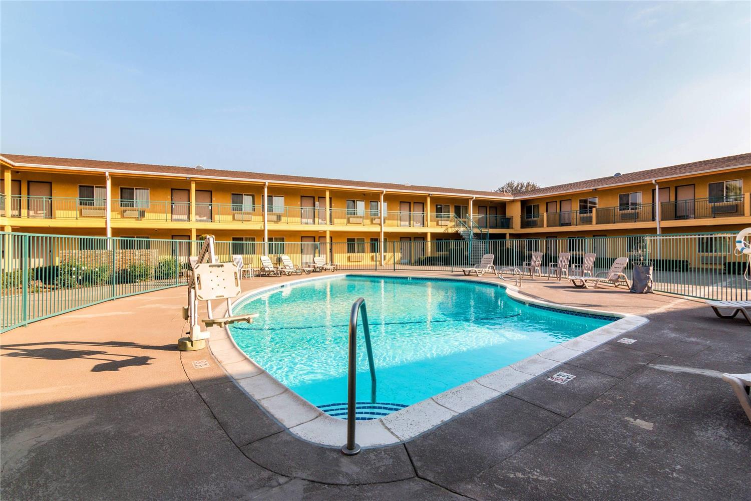 Quality Inn & Suites near Downtown Bakersfield 31/31
