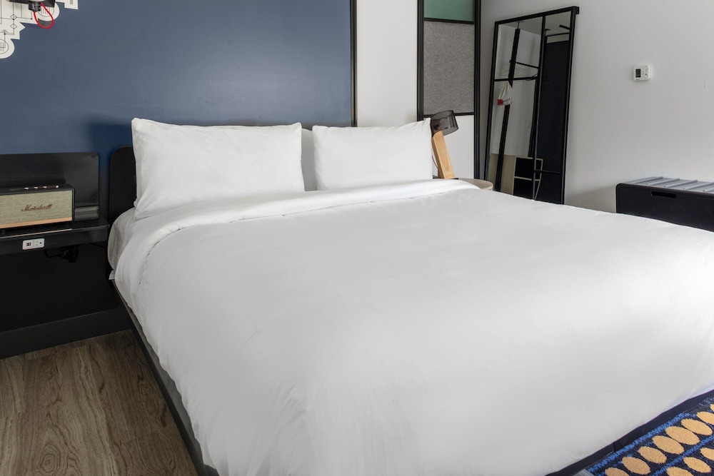 Aloft Nashville Airport 8/33