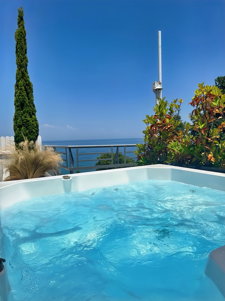 Panorama Suites And Spa 64/85