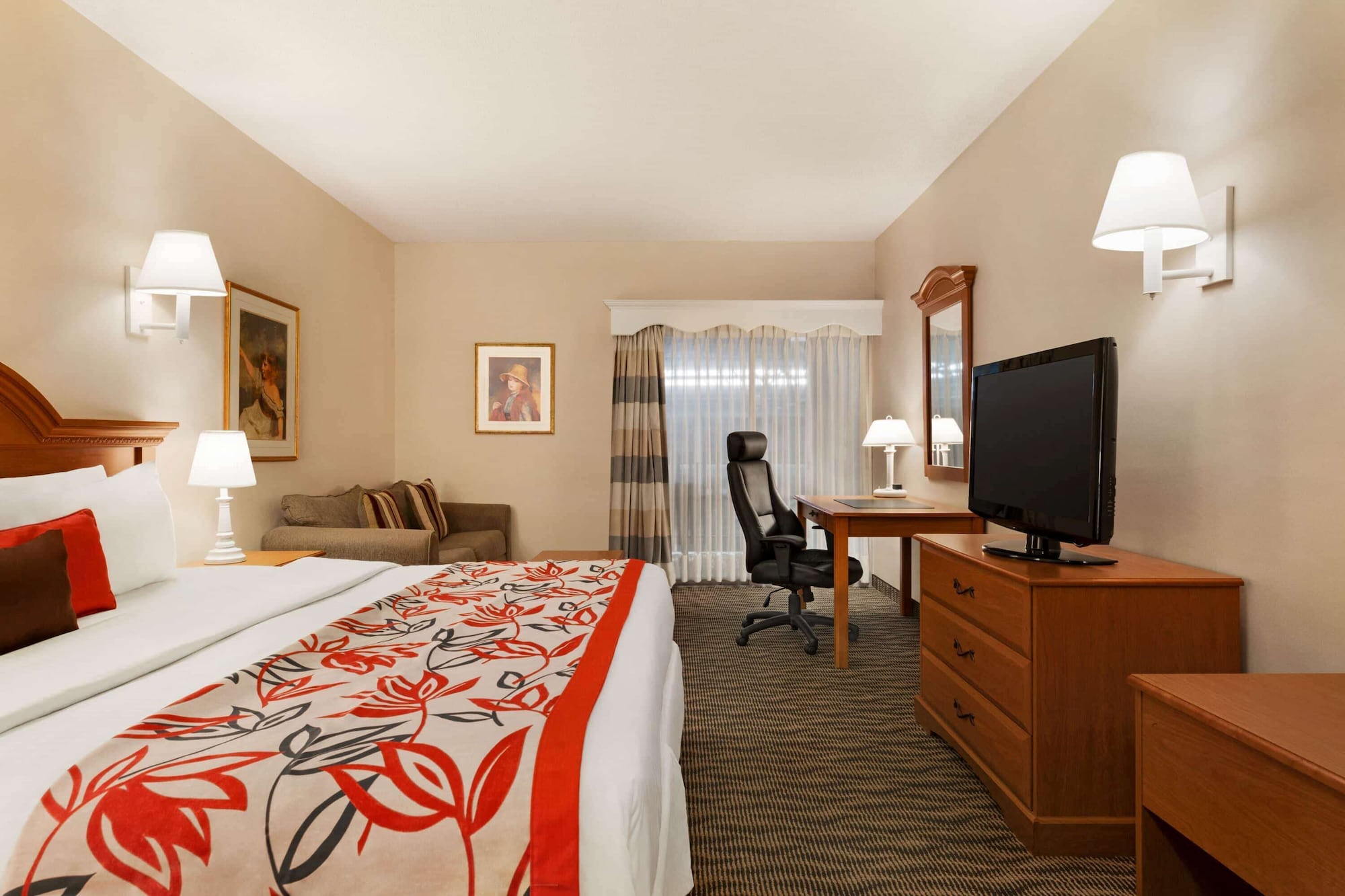 Interior, Business, Courtyard, King Bed, Stair Access Only, Balcony