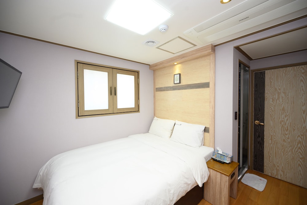 STANDARD, QUEEN BED