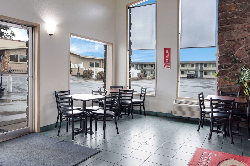 Bend Inn Suites Ex Econo Lodge 25/28