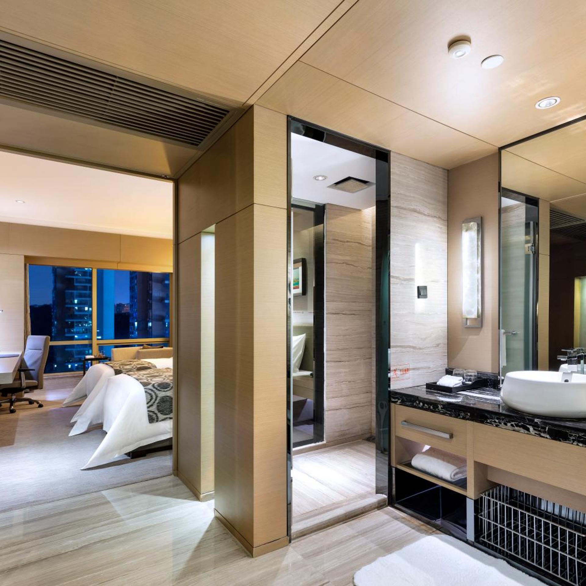 Longchamp Garden Hotel 32/35
