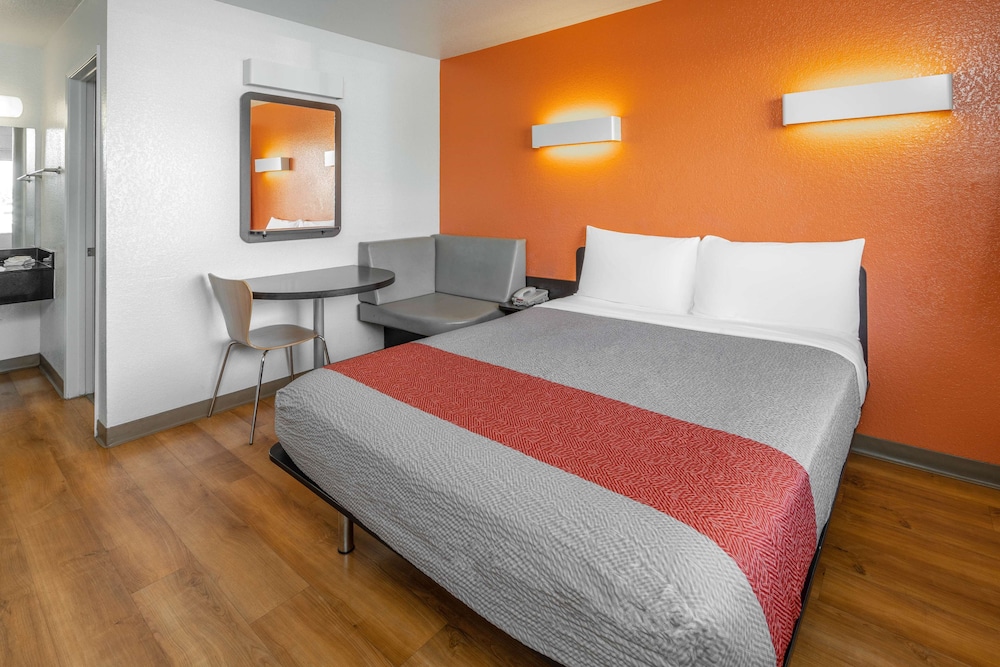 Motel6 Ventura, CA - Beach 26/58