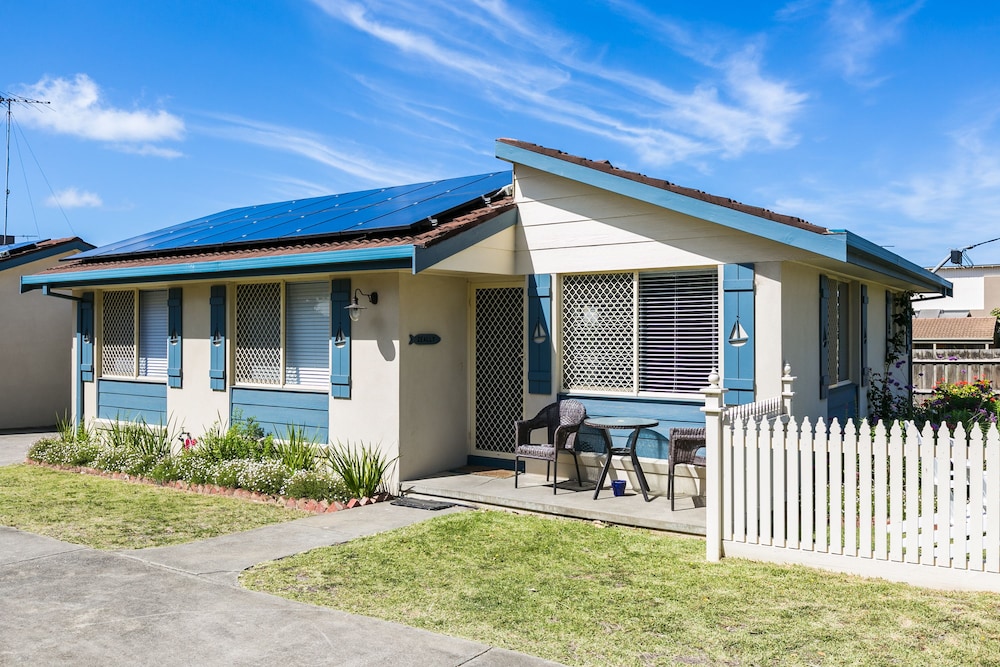 Beachfront Cottages Torquay 1/36