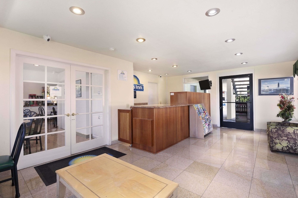 Days Inn by Wyndham Oceanside 19/40