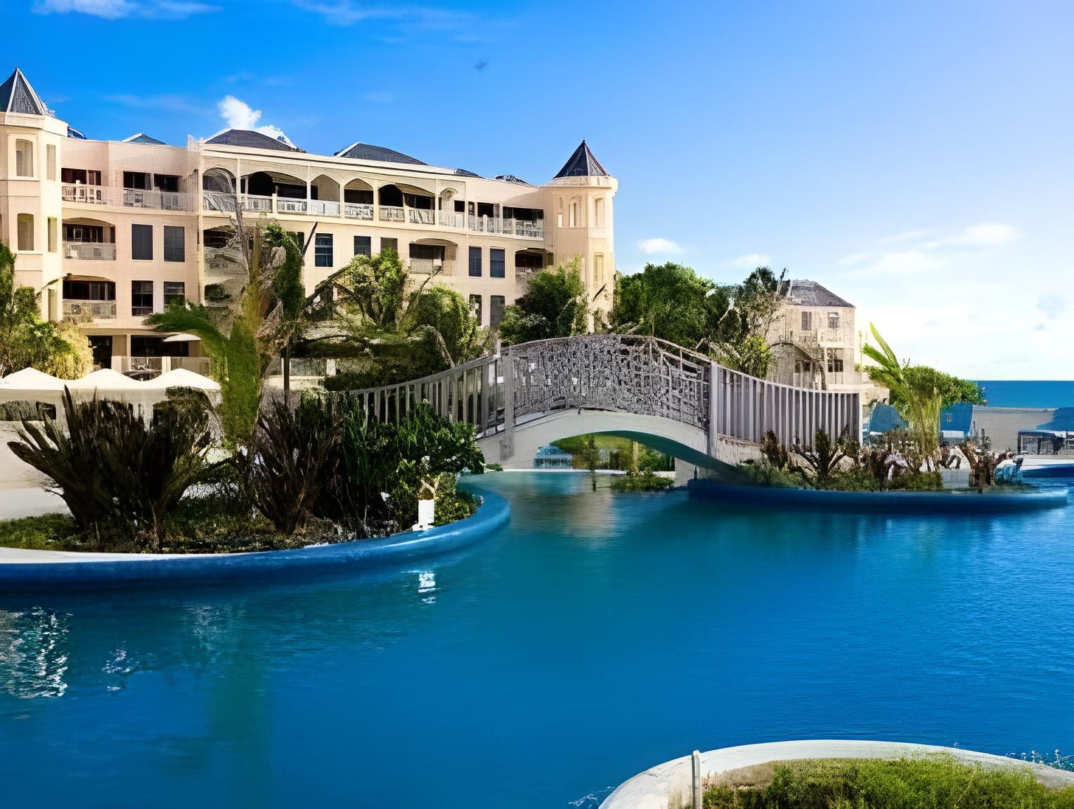 2 Bedroom Contemporary Penthouse - Rooftop Pool