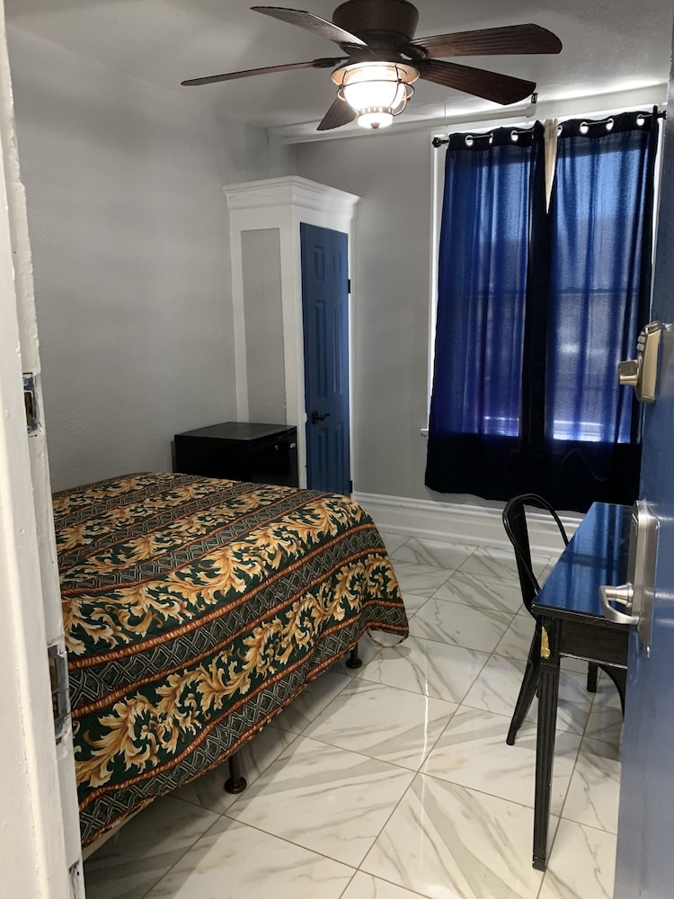 Adrian Hotel 39/66