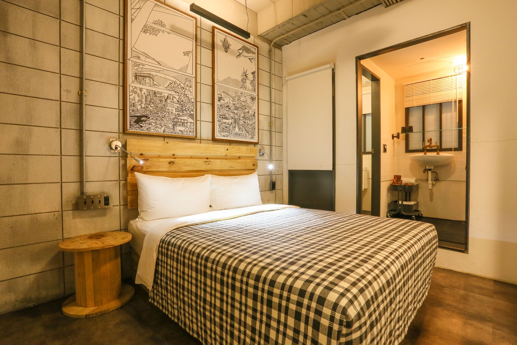 ELEGANT, DOUBLE BED, NO WINDOW