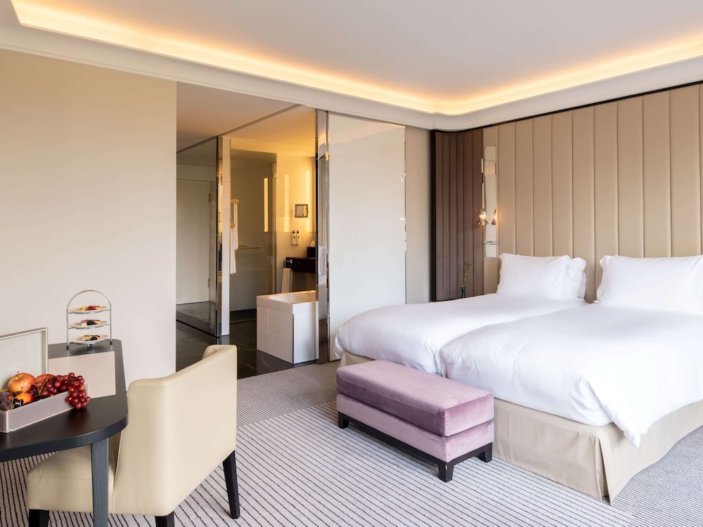 LUXURY, TWIN BEDS