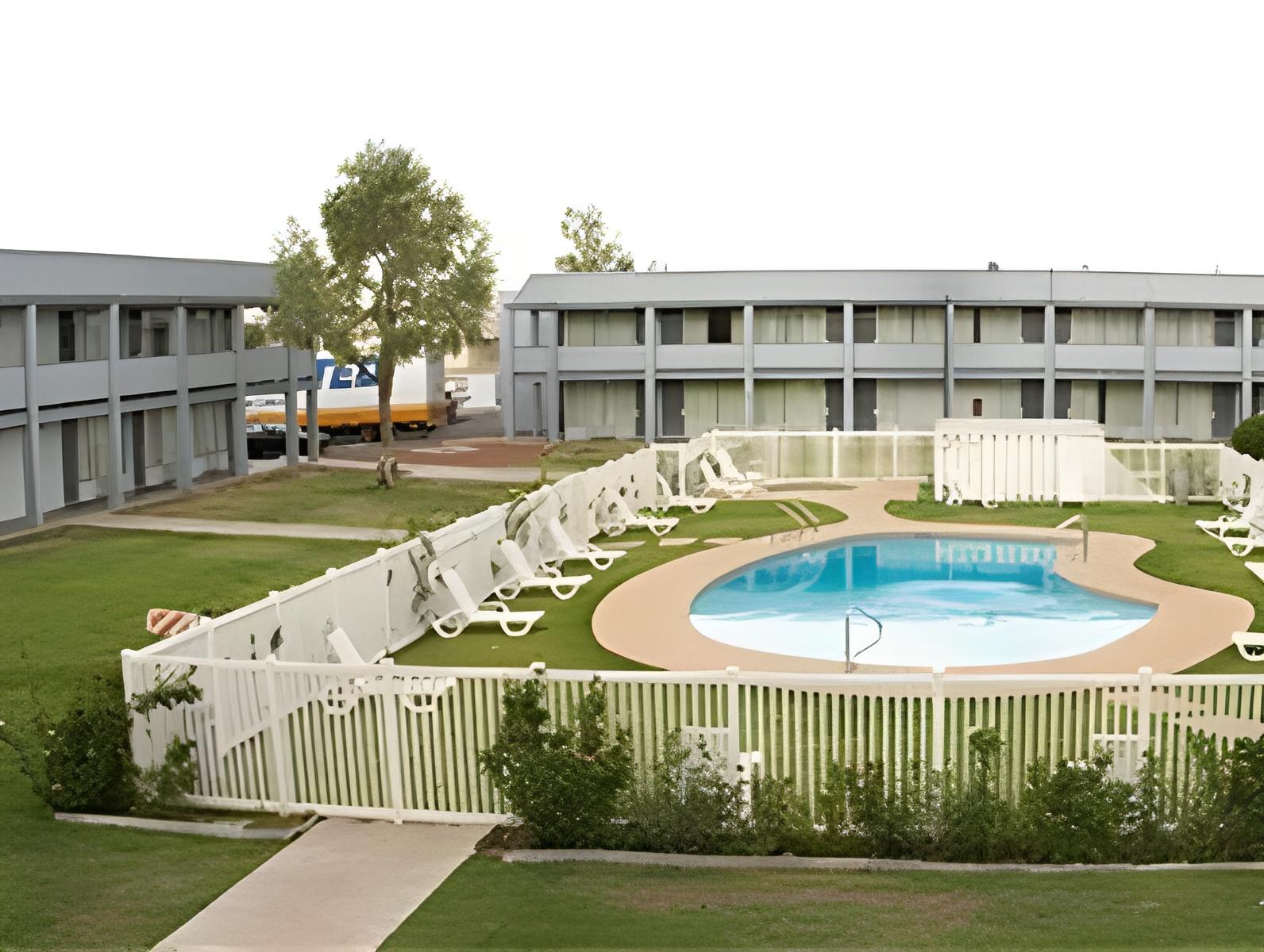 EZ 8 Motel Airporter 19/22