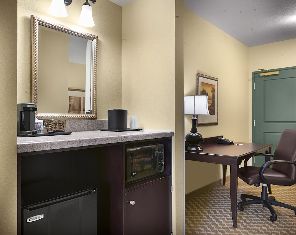 Comfort Inn & Suites Concord (Kannapolis) 35/51