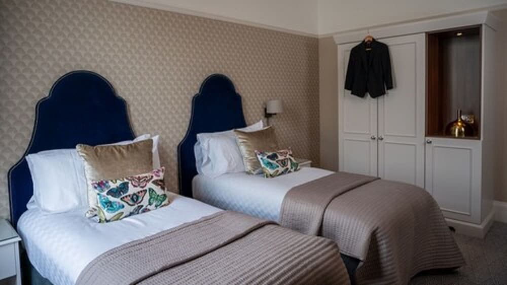 Queens Hotel Portsmouth 18/76