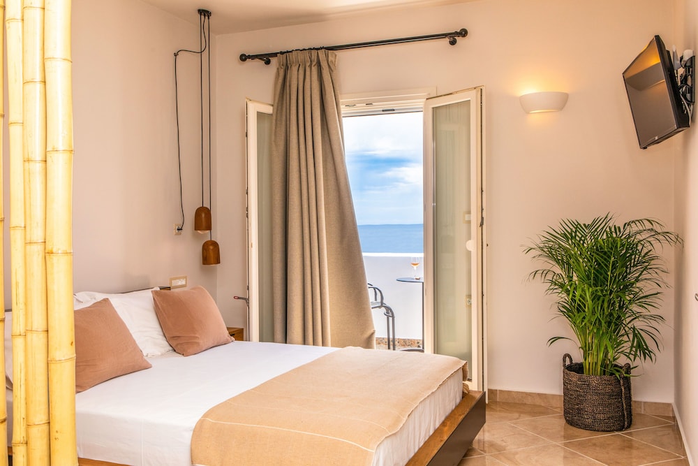 PANORAMIC, SUITE, QUEEN BED, SEA VIEW