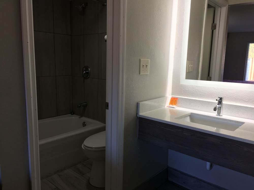 غرفة بسريرين كوين للمدخنين، Days Inn and Suites by Wyndham Charleston Airport West 3/4